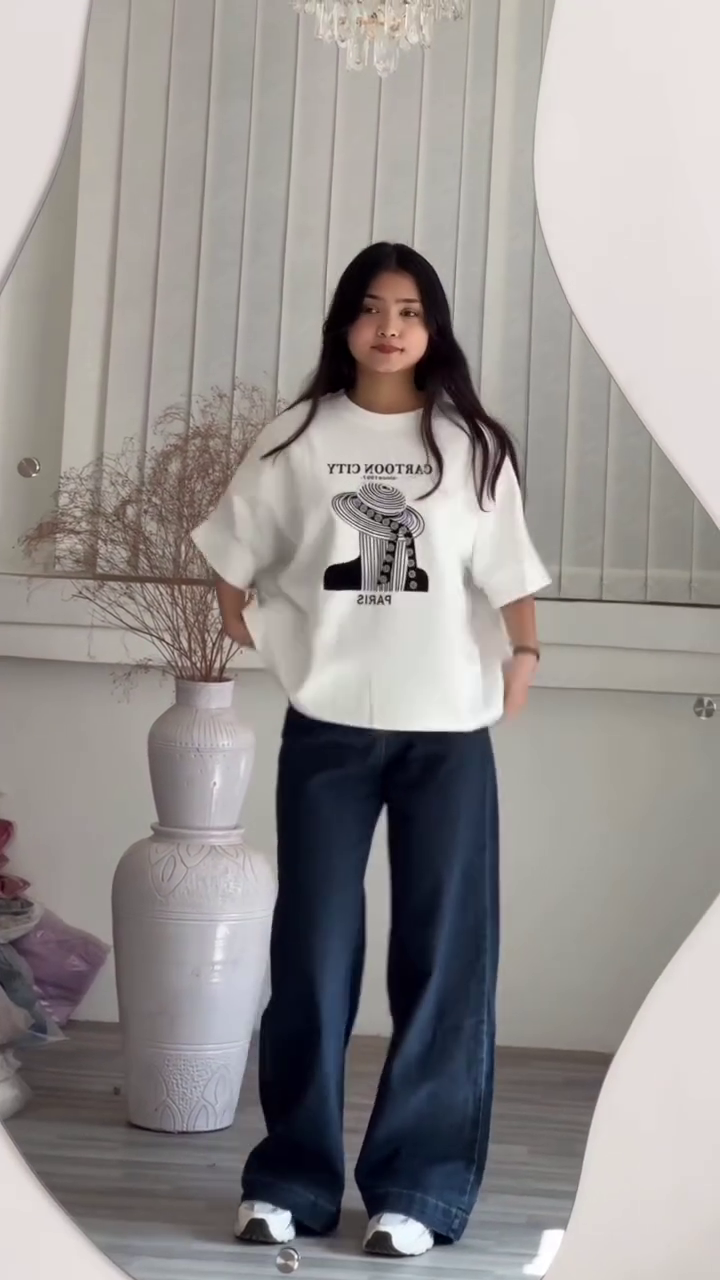 🗼 Parisian Graphic Oversized Tee – Effortless Cool with City Chic Vibes 🖤✨