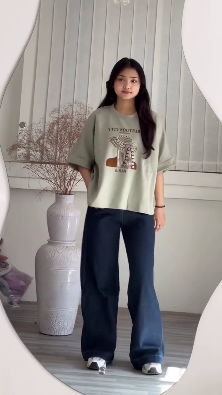 🗼 Parisian Graphic Oversized Tee – Effortless Cool with City Chic Vibes 🖤✨