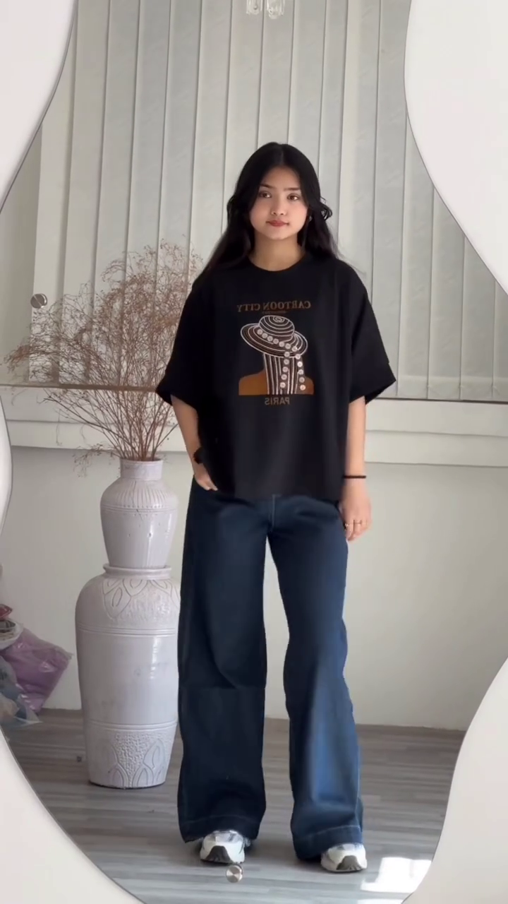 🗼 Parisian Graphic Oversized Tee – Effortless Cool with City Chic Vibes 🖤✨