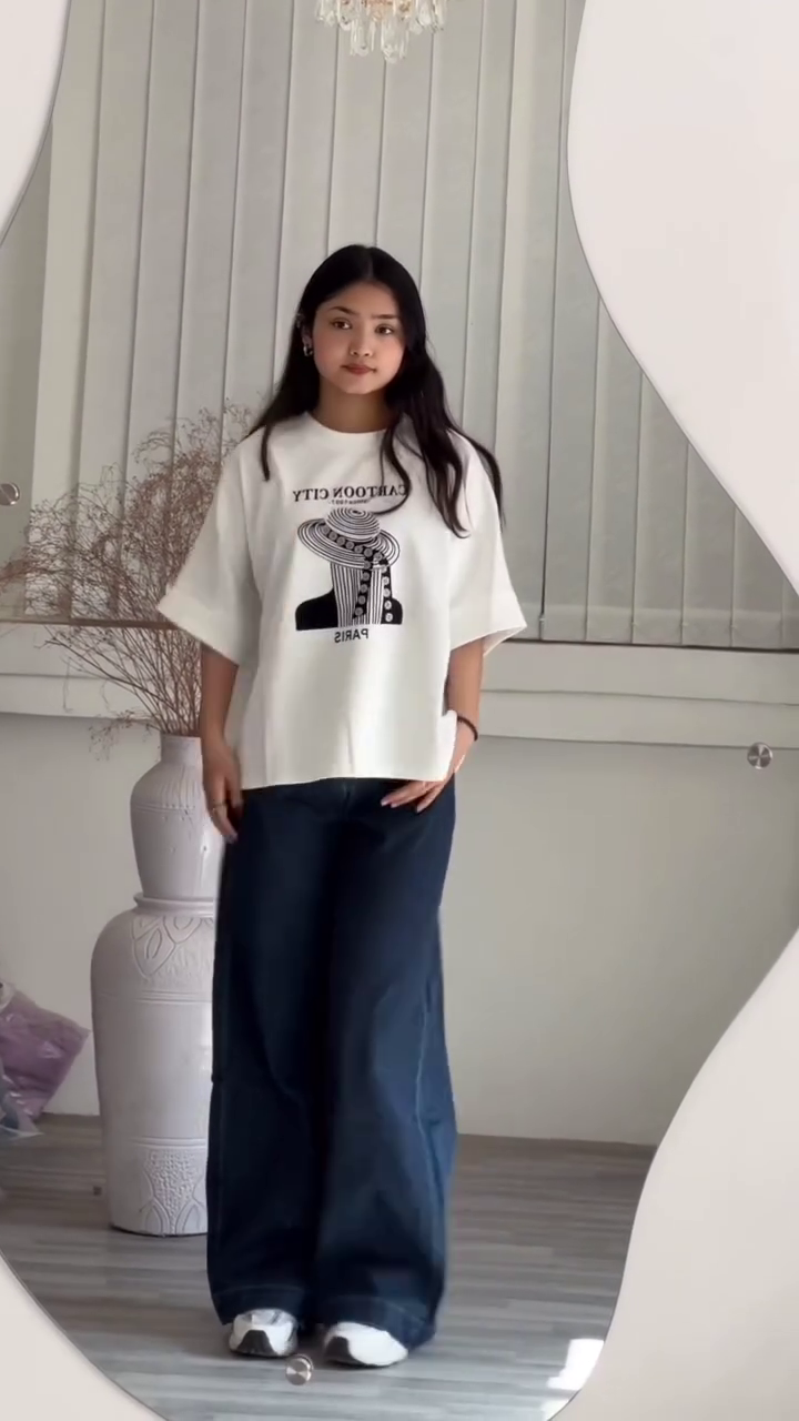 🗼 Parisian Graphic Oversized Tee – Effortless Cool with City Chic Vibes 🖤✨