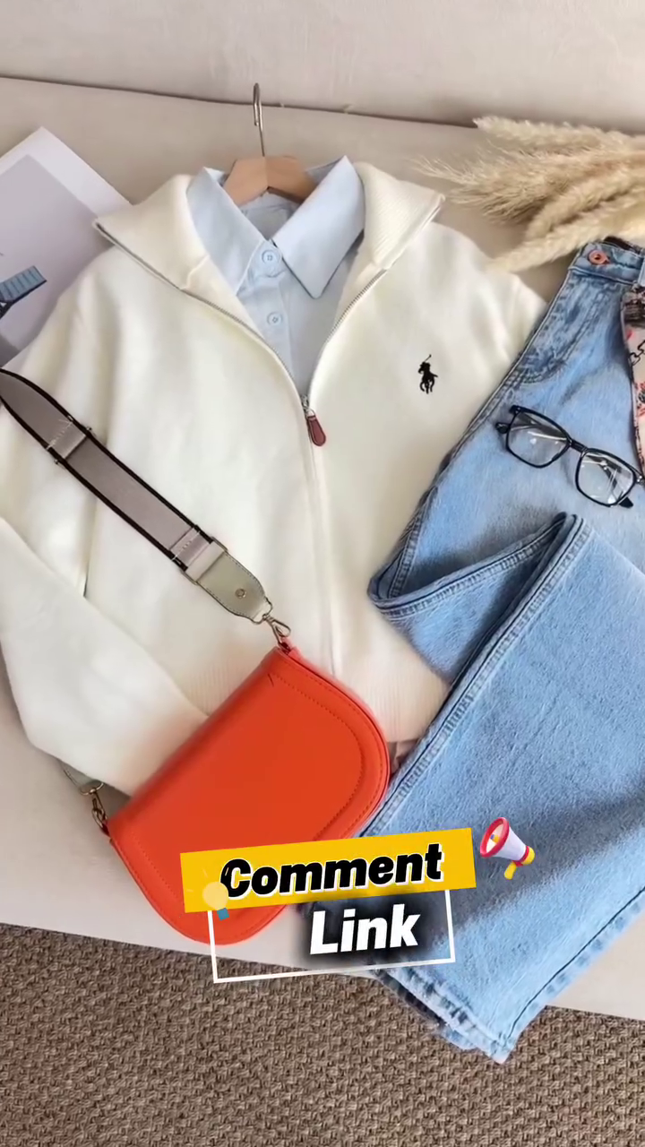 Minimal Half-Zip Sweatshirt with Casual Styling