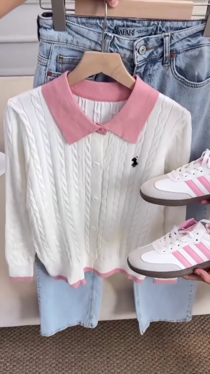 Minimal Half-Zip Sweatshirt with Casual Styling