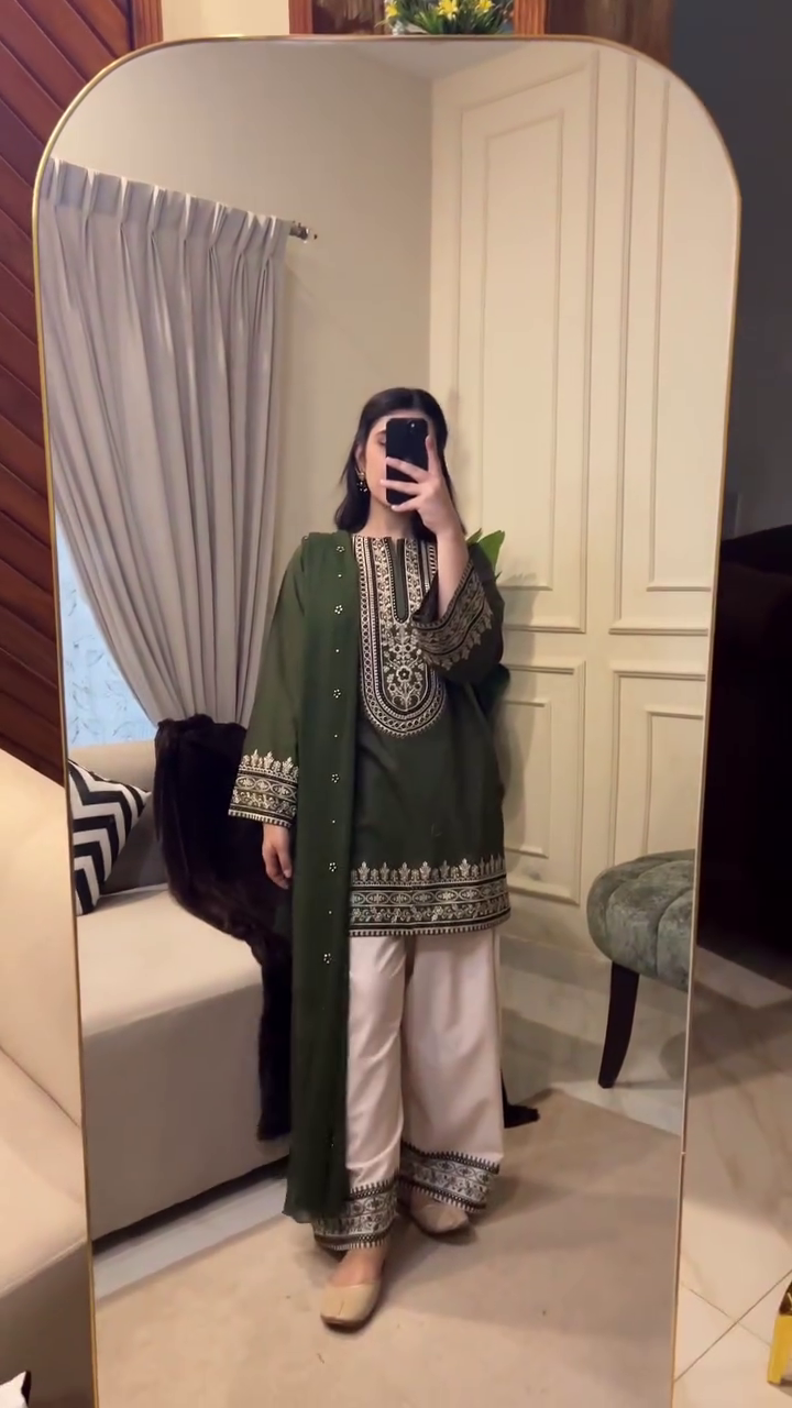 Classic Green Straight Kurta with Minimal Embroidery